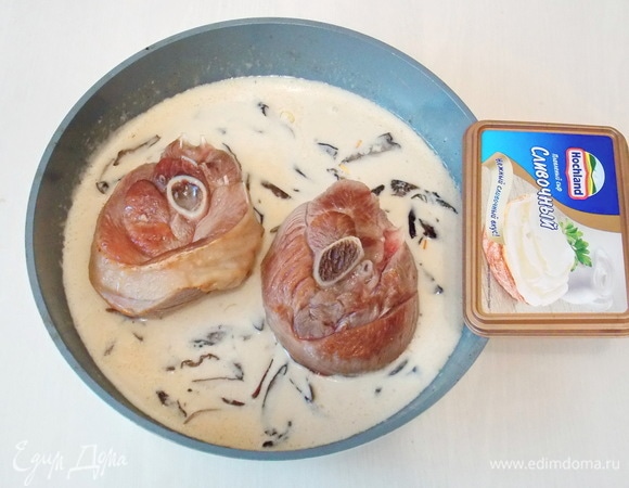 Кладем наши обжаренные стейки из индейки, закрываем крышкой и делаем самый маленький огонь. Готовим индейку в течение 40 минут на самом маленьком огне. За это время мы несколько раз переворачиваем стейки, чтобы они пропитались сырной подливкой, и следим, чтобы не пригорели.