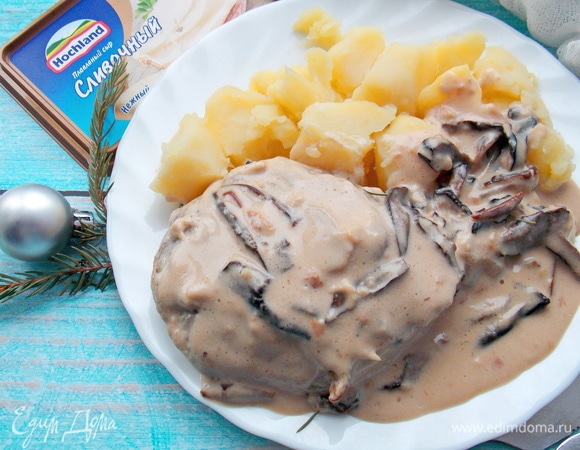 Сразу выкладываем на тарелки, поливаем соусом и подаем. Приятного аппетита!