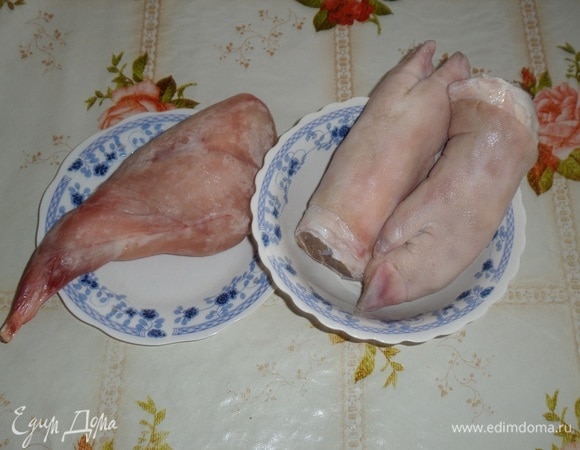 Подготавливаем продукты. Сегодня готовим холодец из свиных ножек и кролика. Свиные ножки очень хорошо промываем горячей водой.