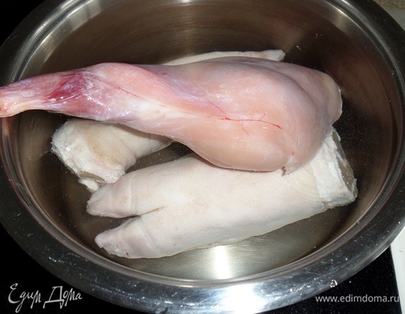 В кастрюлю кладем свиные ножки и ножку кролика. Добавляем 2 литра воды. Доводим до кипения. Убираем пенку.