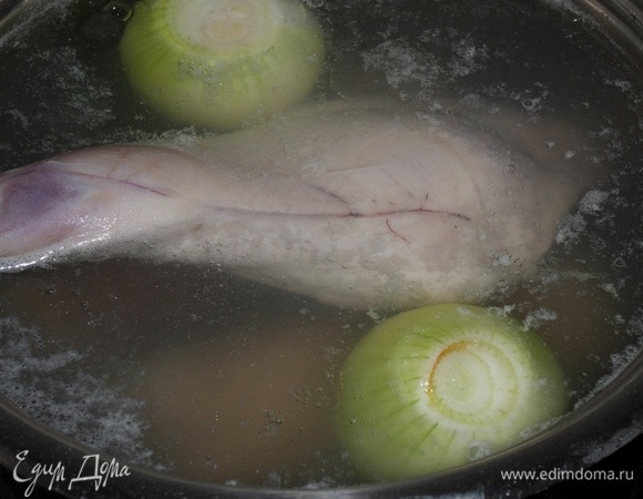 Добавляем соль и очищенный лук. Варим 2,5 часа на среднем огне.