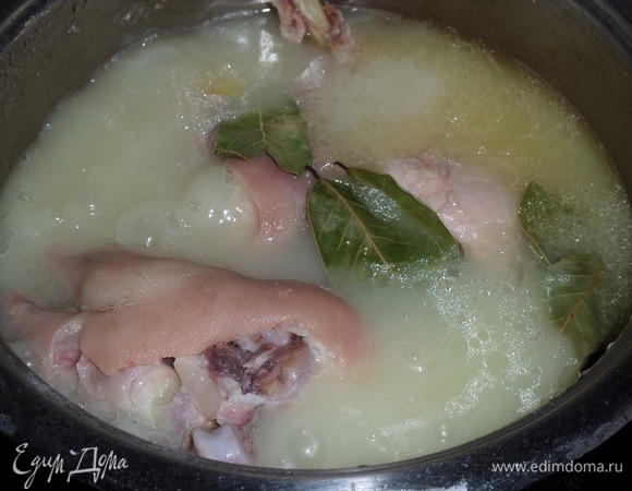 Добавляем промытый лавровый лист. Варим еще 30 минут. Затем кастрюлю убираем с огня.