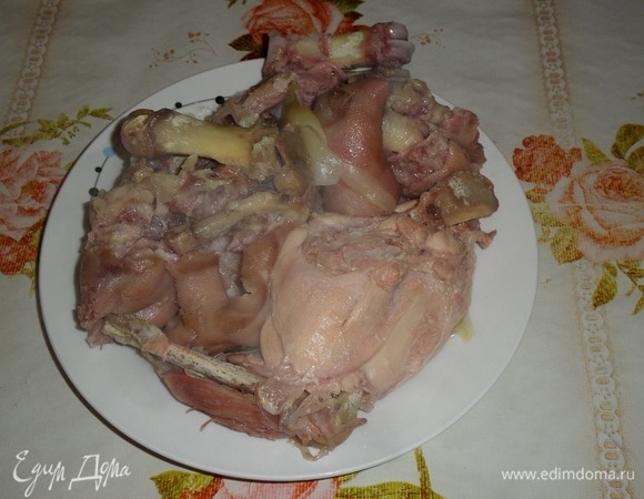 Сваренное мясо вынимаем из кастрюли. Остужаем до комнатной температуры.