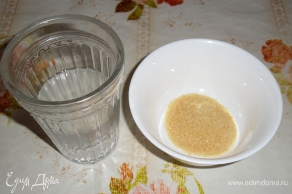 В чашку высыпаем желатин и добавляем 1/2 стакана (125 мл) холодной кипяченой воды.