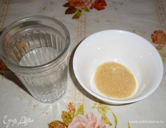 В чашку высыпаем желатин и добавляем 1/2 стакана (125 мл) холодной кипяченой воды.