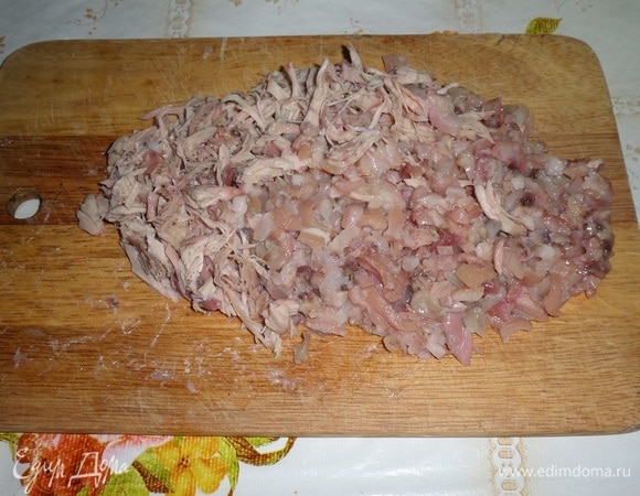 Отварное мясо отделяем от костей. Мясо и шкурку свиных ножек мелко нарезаем. Мясо кролика разбираем на волокна.