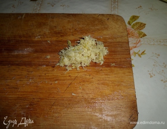 Измельчаем чеснок. Соломкой нарезаем маринованные огурчики.