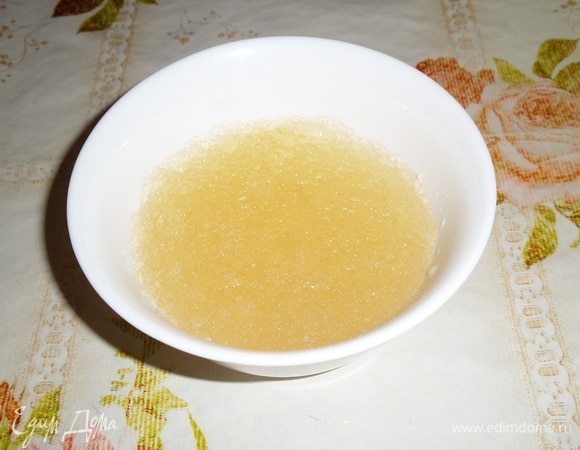 Набухший желатин подогреваем в микроволновой печи на максимальной мощности 1 минуту, предварительно накрыв чашку.