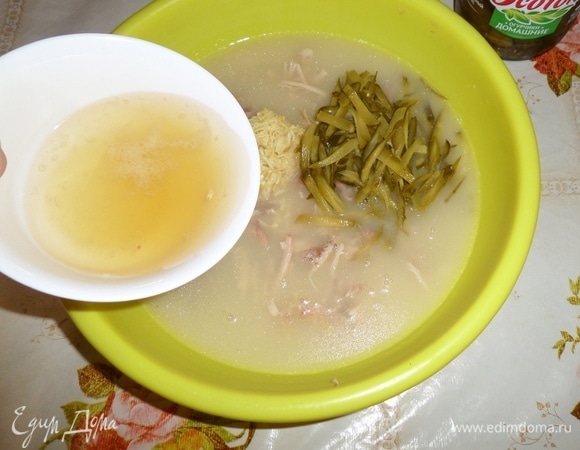 Добавляем в чашку процеженный бульон (я использовала 1 литр) и желатиновую смесь.