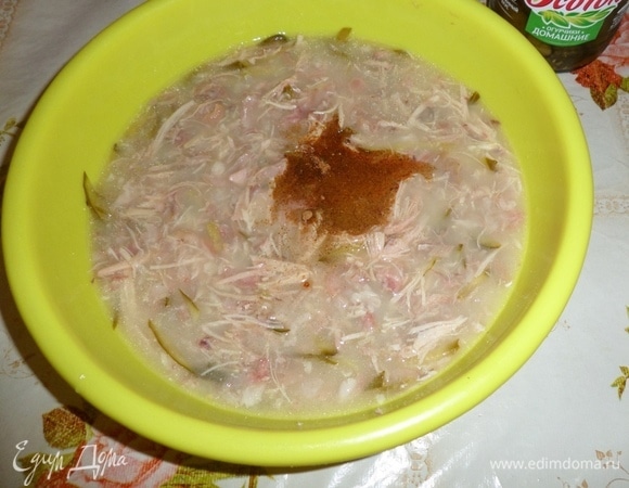 Хорошо перемешиваем. По вкусу добавляем смесь перцев. Еще раз перемешиваем.