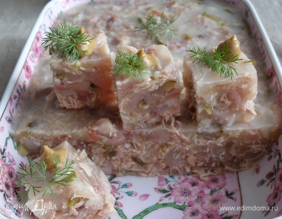 Нарезаем холодец острым ножом. Подаем холодец с горчицей и зеленью.