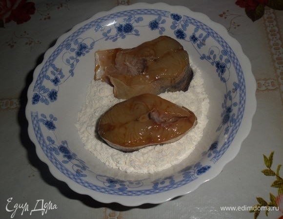 По прошествии указанного времени куски рыбы панируем в муке.