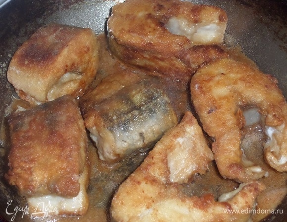 Обжариваем на растительном масле (3 ст. л.). Выкладываем на салфетки, убирая лишнее масло.