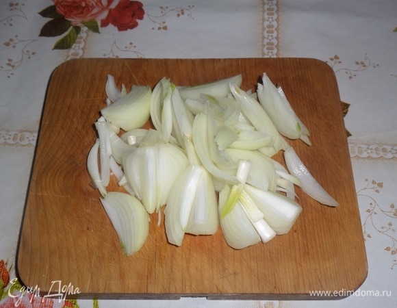 Нарезаем лук.