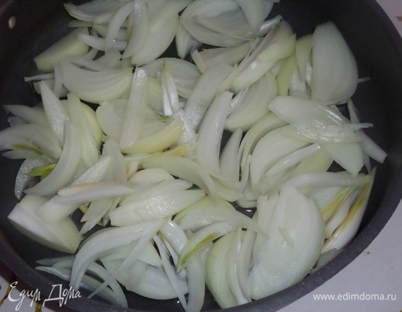 В глубокую сковороду наливаем растительное масло (2 ст. л.). Выкладываем лук. Обжариваем 3–5 минут, перемешивая ложкой.