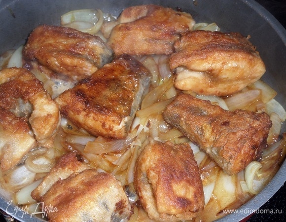 Выкладываем поверх лука куски обжаренной рыбы.