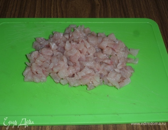 Мелко нарезаем куриное филе.