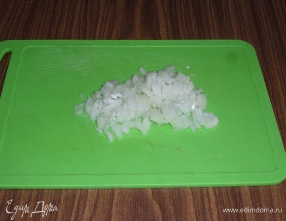 Мелко нарезаем лук.