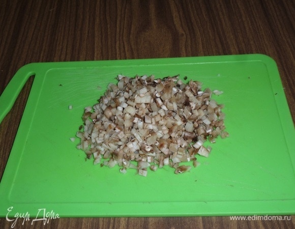 Мелко нарезаем грибы.