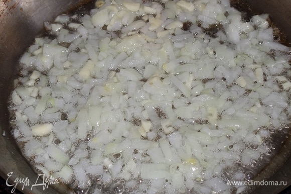В разогретой сковороде обжариваем лук, добавив растительное масло.