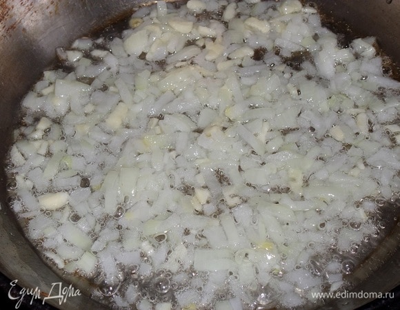 В разогретой сковороде обжариваем лук, добавив растительное масло.