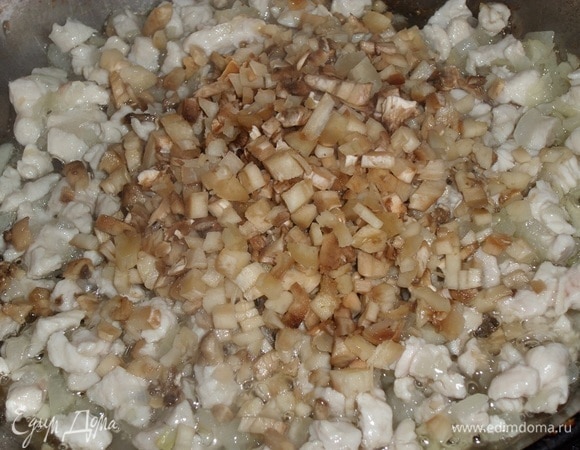 Затем добавляем нарезанные грибы. Перемешиваем и обжариваем 3–5 минут. Затем солим. Убираем сковороду с огня и остужаем массу.