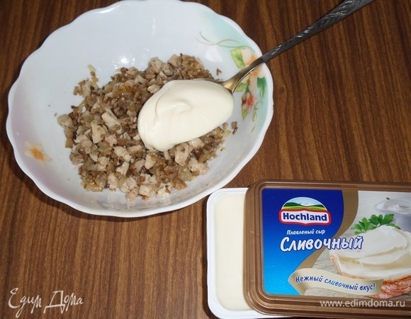 В чашку выкладываем остуженную курино-грибную массу и добавляем сливочный сыр Hochland.