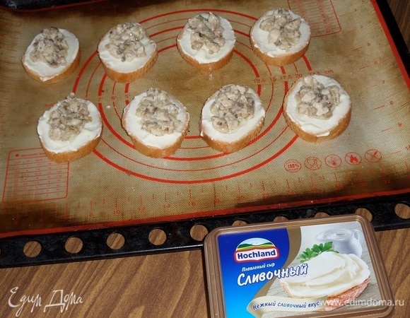 Затем на каждый кусочек багета выкладываем по 2 ч. л. приготовленной курино-грибной начинки.