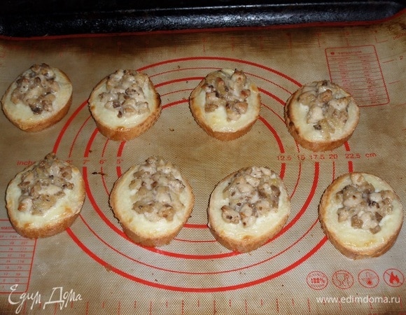 Помещаем противень в разогретую духовку. Запекаем бутерброды 10–12 минут при 180°C.