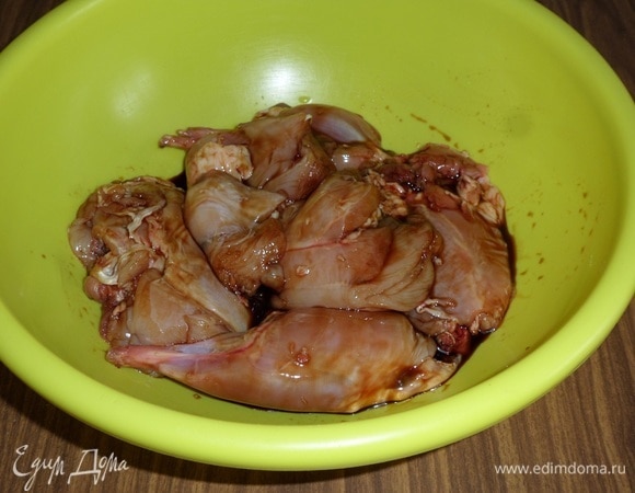 Куски кролика выкладываем в чашку. Добавляем соевый соус, перемешиваем и оставляем на 30 минут.