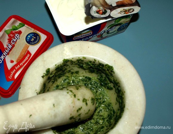 Листья мяты измельчить удобным вам способом. Я растирала в ступке с добавлением 50 г сливок.