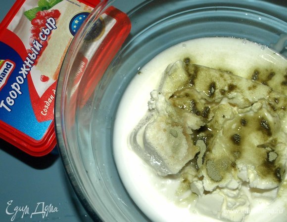 В удобную глубокую миску отправляем творожный сыр Hochland, добавляем перетертую мяту, чай матча (это делать необязательно), сливки и ванильный порошок (или заменить ванильным экстрактом/ванильным сахаром). Добавляем сахарную пудру (сейчас можно купить сахарную пудру со вкусом мяты — она идеально подойдет для этого десерта). Добавляем традиционную щепотку соли.