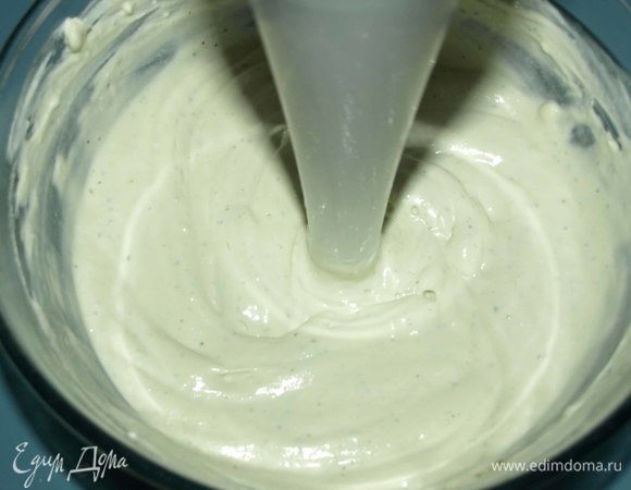 Взбиваем погружным блендером до однородного состояния. Добавляем желатин. Взбиваем массу до гладкости.