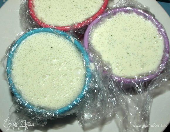 Формочки выстелить пищевой пленкой, оставить концы. Необязательно использовать пищевую пленку, но пищевая пленка сделает на десерте легкие заломы. Разливаем массу по формочкам. Формочки подойдут любые. И отправляем в холодильник до застывания.