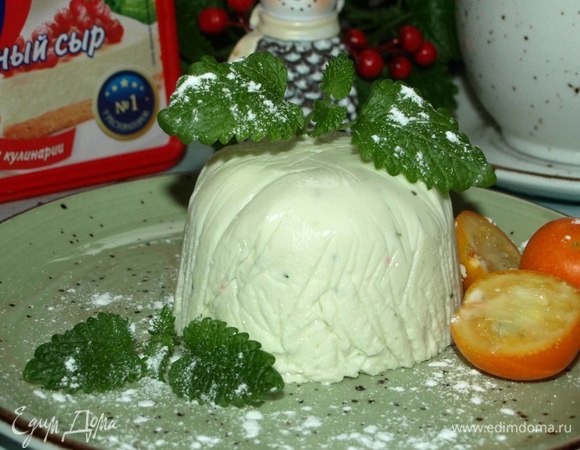 Перед подачей вынуть за концы пленки десерт из формочек, снять пленку, украсить листиками мяты. Если не использовать пищевую пленку для формирования десерта, то надо окунуть формочку на несколько секунд в горячую воду, и десерт можно будет легко выложить на тарелку.