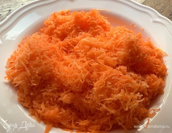 Все продукты комнатной температуры. Натираю морковь.