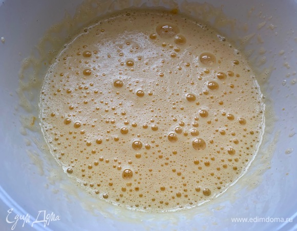 Яйца и сахар взбиваю в пышную пену.