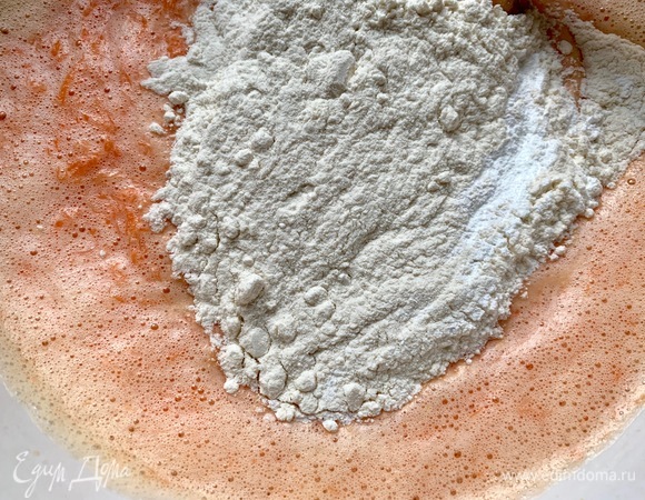 Добавляю муку и разрыхлитель.