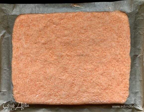 Тесто — на противень, разровнять. Выпекать 10 минут!