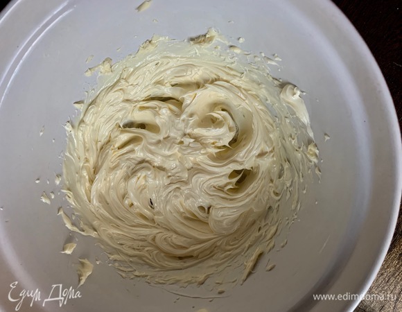 Масло хорошо взбить.