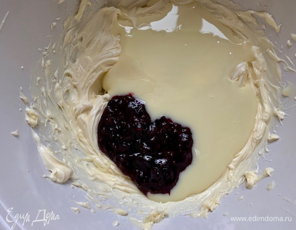 Добавляю сгущенное молоко, смородиновый джем.