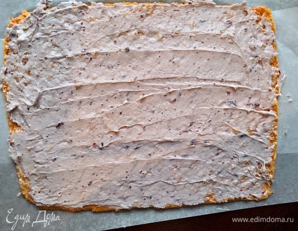 Смазать бисквит кремом по всему периметру.