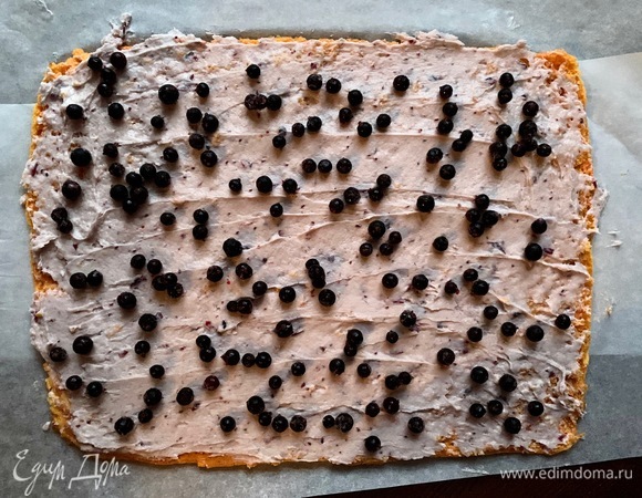 Пару горстей смородины разложить по крему.