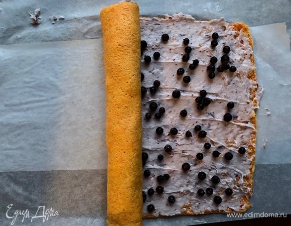 Аккуратно бисквит свернуть в рулет.