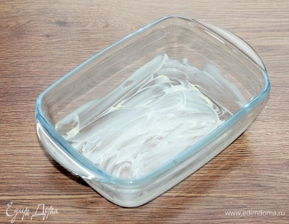 Смазываем сливочным маслом посуду для приготовления в СВЧ-печи.