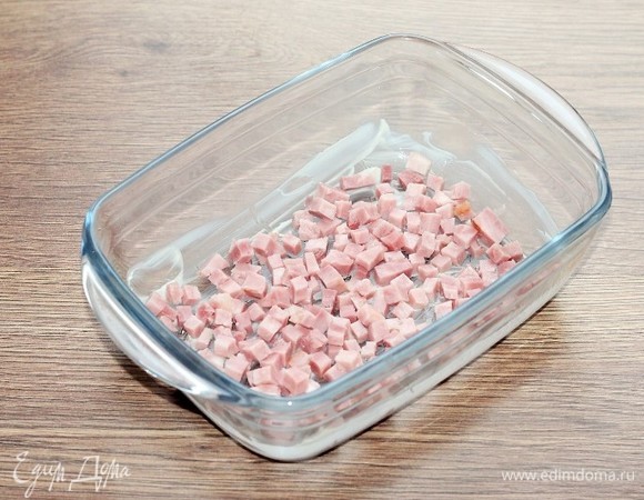 Ветчину нарезаем мелкими кубиками и кладем в формочку.