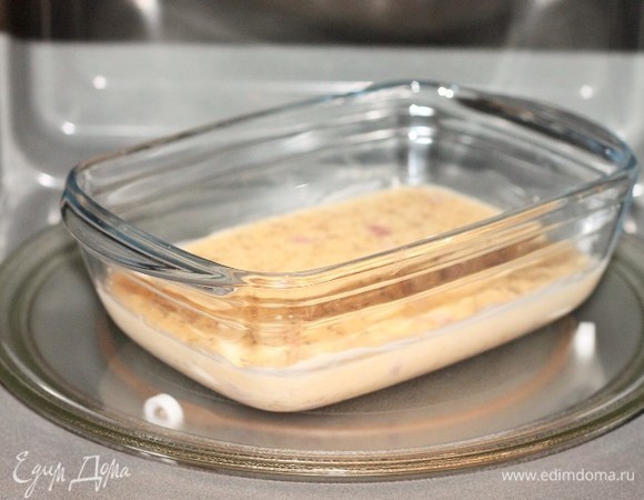 Готовим в микроволновом режиме (кнопка «Микроволны») на высокой мощности (1000 Вт) до готовности.