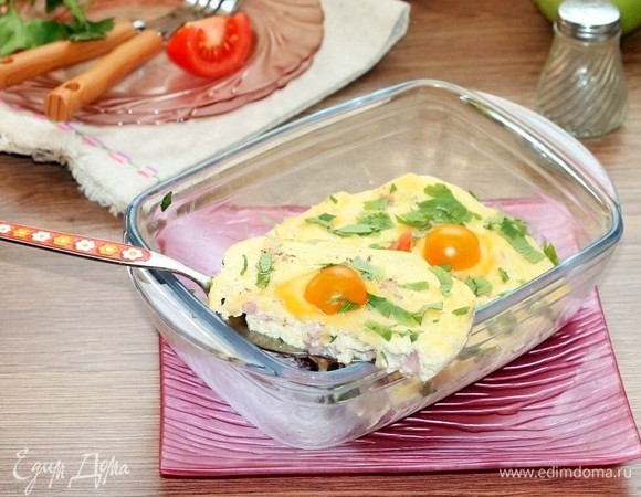 Совет: вынимайте омлет из печи, пока он еще не загустел до конца. Тепло, созданное микроволнами внутри омлета, будет продолжать готовить его и после того, как вы вынете его из печи.