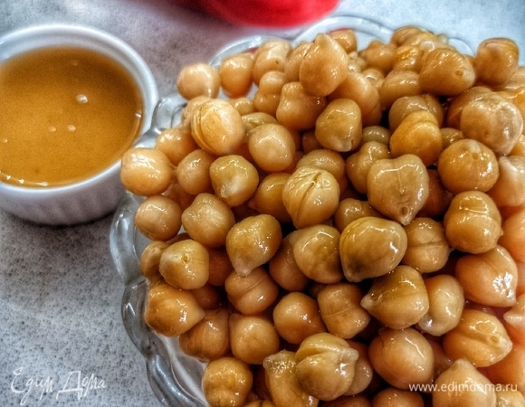 Нут на ночь замачиваем. Утром варим до готовности. Я варила 40 минут после закипания, а потом дала полностью остыть, не сливая воду. Он, кстати, еще больше распарился и разварился, пока остывал. У меня получилось 500 г отварного нута. Бульон не выливаем, нам он потребуется.