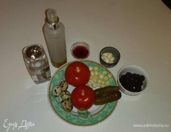 Вот все необходимые ингредиенты для салата. В магазине увидела симпатичный лук-севок (в ингредиентах он указан как репчатый лук мелкий) и использовала его в салате, но вы можете заменить обычным репчатым луком (вес, который указан в ингредиентах, совпадает с весом 20 головок лука-севка), что я и указала в ингредиентах.